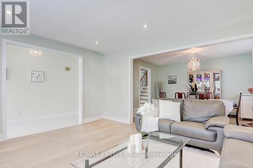 3410 Charmaine Heights, Mississauga, ON - Indoor Photo Showing Living Room