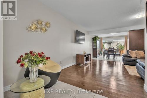 2 - 714 Willow Road, Guelph, ON - Indoor Photo Showing Living Room