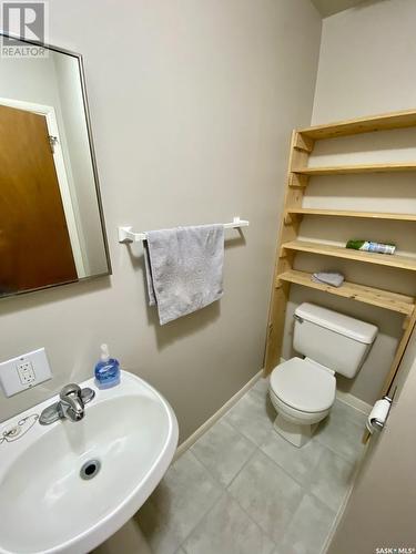 616 1St Avenue Ne, Swift Current, SK - Indoor Photo Showing Bathroom