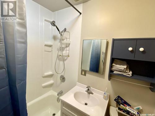 616 1St Avenue Ne, Swift Current, SK - Indoor Photo Showing Bathroom