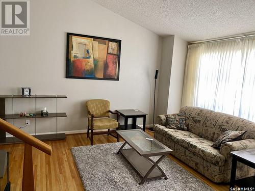 616 1St Avenue Ne, Swift Current, SK - Indoor Photo Showing Living Room