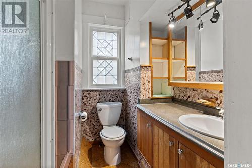 213 8Th Street E, Saskatoon, SK - Indoor Photo Showing Bathroom