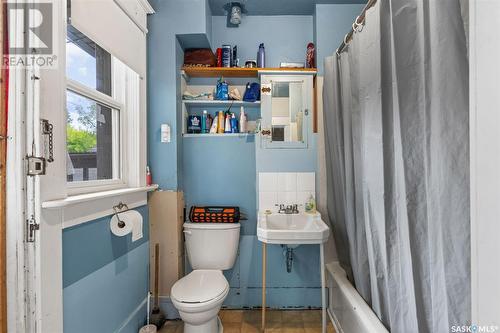 213 8Th Street E, Saskatoon, SK - Indoor Photo Showing Bathroom