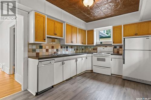 213 8Th Street E, Saskatoon, SK - Indoor Photo Showing Kitchen With Double Sink