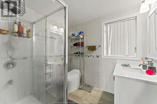 126 Rankin, Windsor, ON - Indoor Photo Showing Bathroom