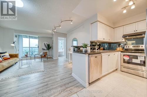 1109 - 23 Lorraine Drive, Toronto, ON - Indoor Photo Showing Kitchen