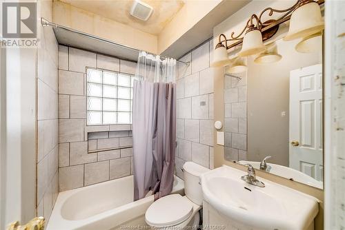 384 Josephine Avenue, Windsor, ON - Indoor Photo Showing Bathroom