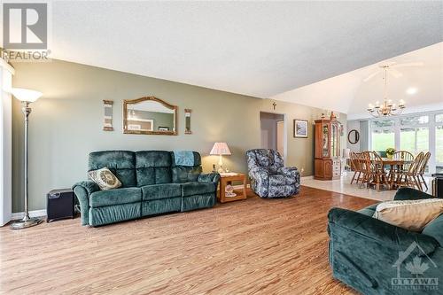 2577 Highway 174 Road, Ottawa, ON - Indoor Photo Showing Living Room