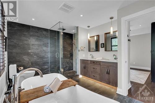 598 Golden Avenue, Ottawa, ON - Indoor Photo Showing Bathroom