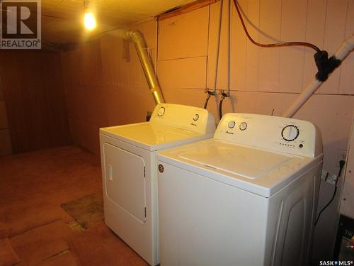307 7Th Avenue E, Assiniboia, SK - Indoor Photo Showing Laundry Room