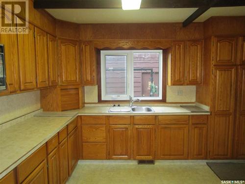 307 7Th Avenue E, Assiniboia, SK - Indoor Photo Showing Kitchen With Double Sink