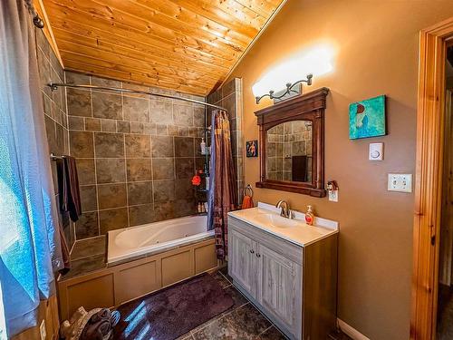 180 & 184 Beryl Winder Road, Kenora, ON - Indoor Photo Showing Bathroom