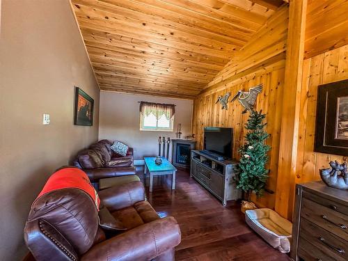 180 & 184 Beryl Winder Road, Kenora, ON - Indoor Photo Showing Living Room