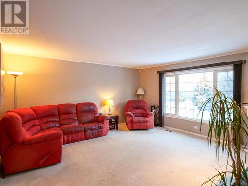 1255 Moffat Avenue, Quesnel, BC - Indoor Photo Showing Living Room
