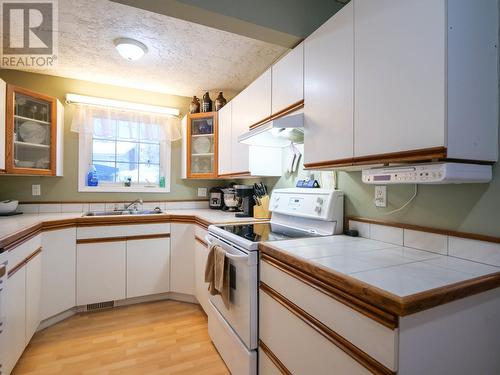 1255 Moffat Avenue, Quesnel, BC - Indoor Photo Showing Kitchen With Double Sink