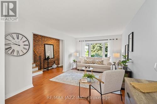 284 Grandview Street S, Oshawa, ON - Indoor Photo Showing Living Room