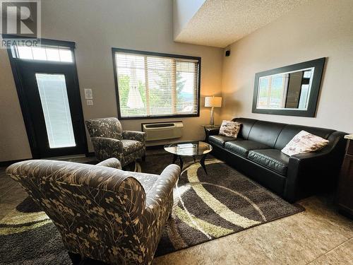 500 Bighorn Boulevard Unit# 533B, Radium Hot Springs, BC - Indoor Photo Showing Living Room