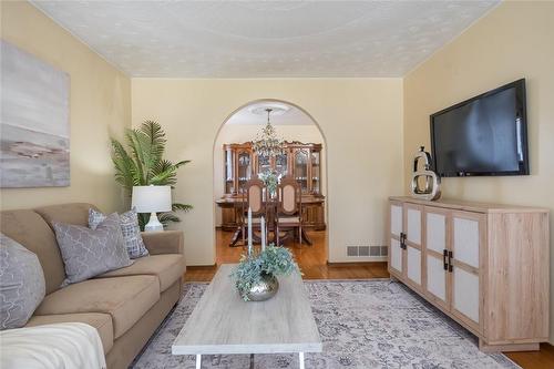 420 Barton Street E, Hamilton, ON - Indoor Photo Showing Living Room