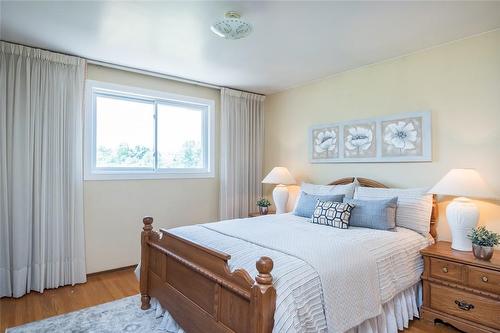 420 Barton Street E, Hamilton, ON - Indoor Photo Showing Bedroom