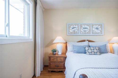 420 Barton Street E, Hamilton, ON - Indoor Photo Showing Bedroom