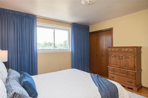 420 Barton Street E, Hamilton, ON - Indoor Photo Showing Bedroom