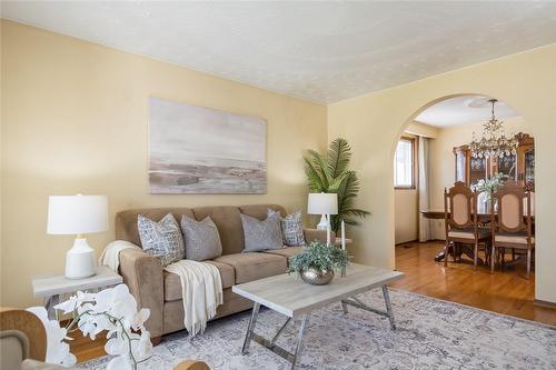 420 Barton Street E, Hamilton, ON - Indoor Photo Showing Living Room