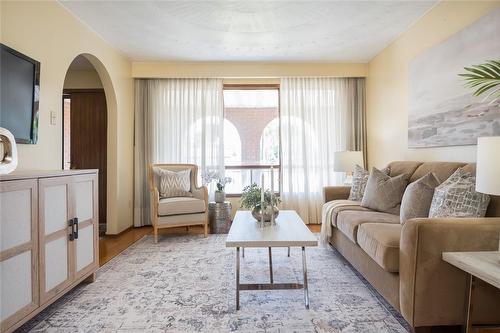 420 Barton Street E, Hamilton, ON - Indoor Photo Showing Living Room