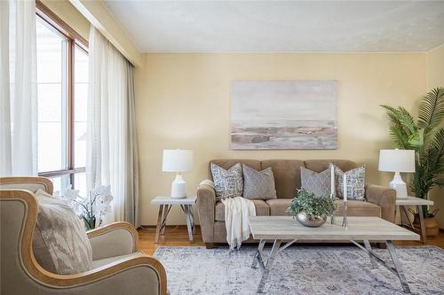 420 Barton Street E, Hamilton, ON - Indoor Photo Showing Living Room