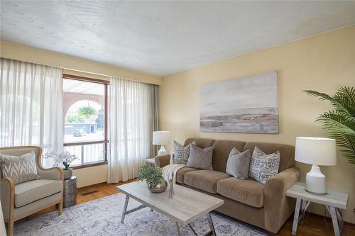 420 Barton Street E, Hamilton, ON - Indoor Photo Showing Living Room