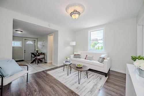 43 Evans Street, Hamilton, ON - Indoor Photo Showing Living Room