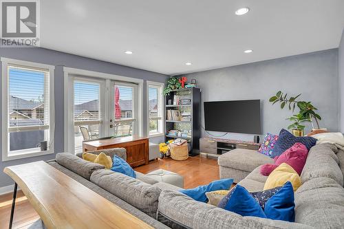 1286 Tanemura Crescent, Kelowna, BC - Indoor Photo Showing Living Room