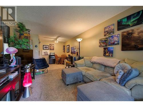 435 Franklyn Road Unit# 115, Kelowna, BC - Indoor Photo Showing Living Room