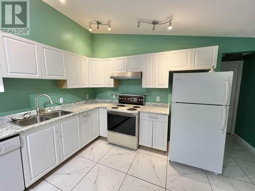 8207 Ross Road, Quesnel, BC - Indoor Photo Showing Kitchen With Double Sink