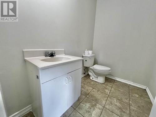 8207 Ross Road, Quesnel, BC - Indoor Photo Showing Bathroom