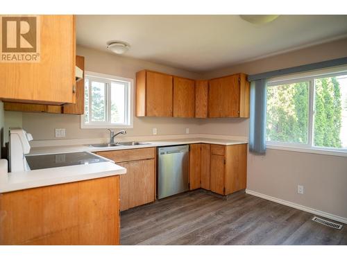 6955 Taft Drive, Prince George, BC - Indoor Photo Showing Kitchen With Double Sink