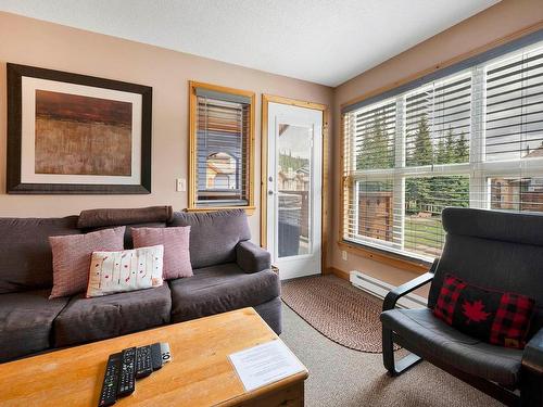 31-6005 Valley Drive, Sun Peaks, BC - Indoor Photo Showing Living Room