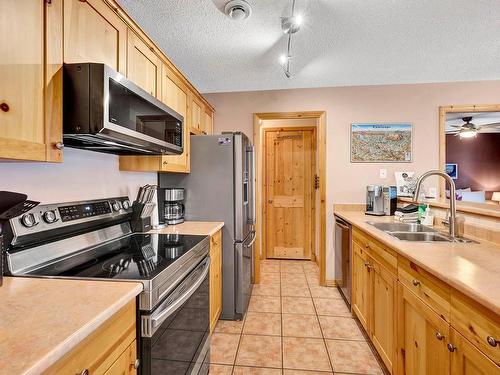 31-6005 Valley Drive, Sun Peaks, BC - Indoor Photo Showing Kitchen With Double Sink