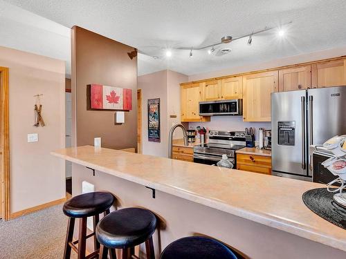 31-6005 Valley Drive, Sun Peaks, BC - Indoor Photo Showing Kitchen