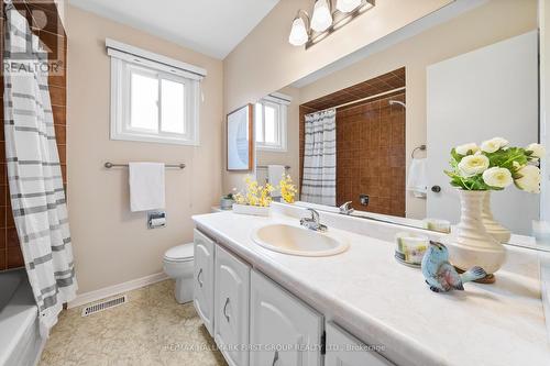 439 Grange Court, Oshawa, ON - Indoor Photo Showing Bathroom