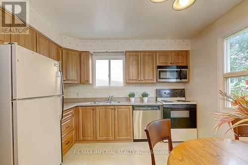33 Longbow Square, Toronto, ON - Indoor Photo Showing Kitchen With Double Sink