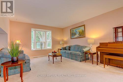 33 Longbow Square, Toronto, ON - Indoor Photo Showing Living Room
