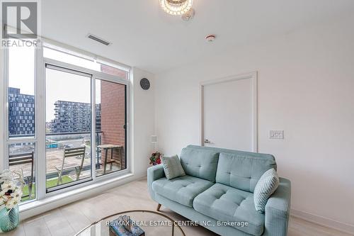 647 - 31 Tippett Road, Toronto, ON - Indoor Photo Showing Living Room