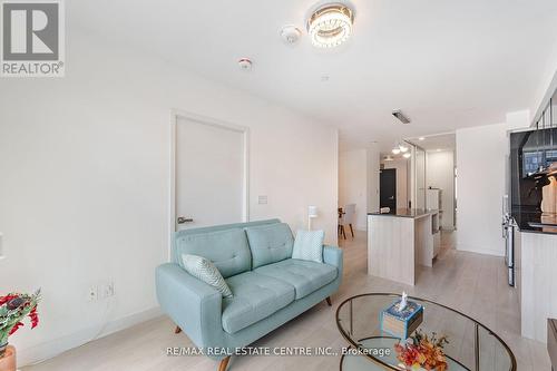 647 - 31 Tippett Road, Toronto, ON - Indoor Photo Showing Living Room