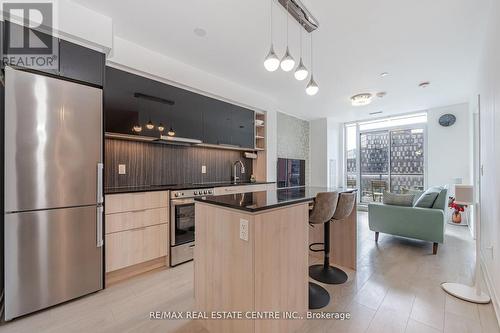 647 - 31 Tippett Road, Toronto, ON - Indoor Photo Showing Kitchen With Stainless Steel Kitchen