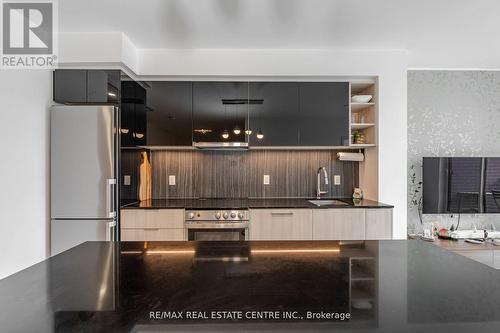 647 - 31 Tippett Road, Toronto, ON - Indoor Photo Showing Kitchen