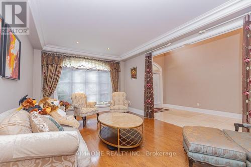 395 Princess Avenue, Toronto, ON - Indoor Photo Showing Living Room