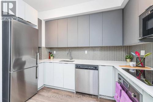 2704 - 2916 Highway 7, Vaughan, ON - Indoor Photo Showing Kitchen