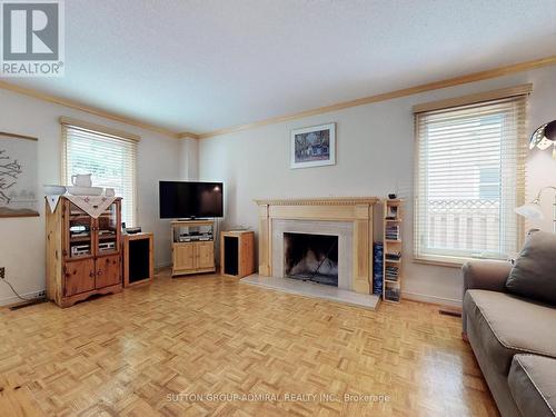 28 Gatcombe Circle, Richmond Hill, ON - Indoor Photo Showing Living Room With Fireplace