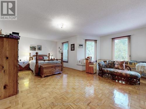 28 Gatcombe Circle, Richmond Hill, ON - Indoor Photo Showing Living Room