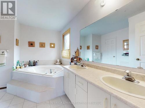 28 Gatcombe Circle, Richmond Hill, ON - Indoor Photo Showing Bathroom